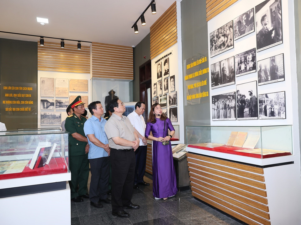 Thủ tướng Phạm Minh Chính xem hình ảnh và hiện vật về Nhà thơ Tố Hữu. (Ảnh: Dương Giang/TTXVN)