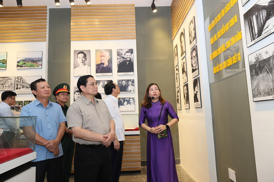 Thủ tướng Phạm Minh Chính thăm Công viên Văn hóa và Khu Lưu niệm Nhà thơ Tố Hữu tại xã Quảng Thọ (huyện Quảng Điền, Thừa Thiên-Huế). (Ảnh: Dương Giang/TTXVN)