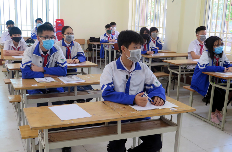 Học sinh khối 9 Trường THCS Trung Vương, thành phố Thái Nguyên thực hiện ngồi học giãn cách theo quy định. (Ảnh: Thu Hằng/TTXVN)