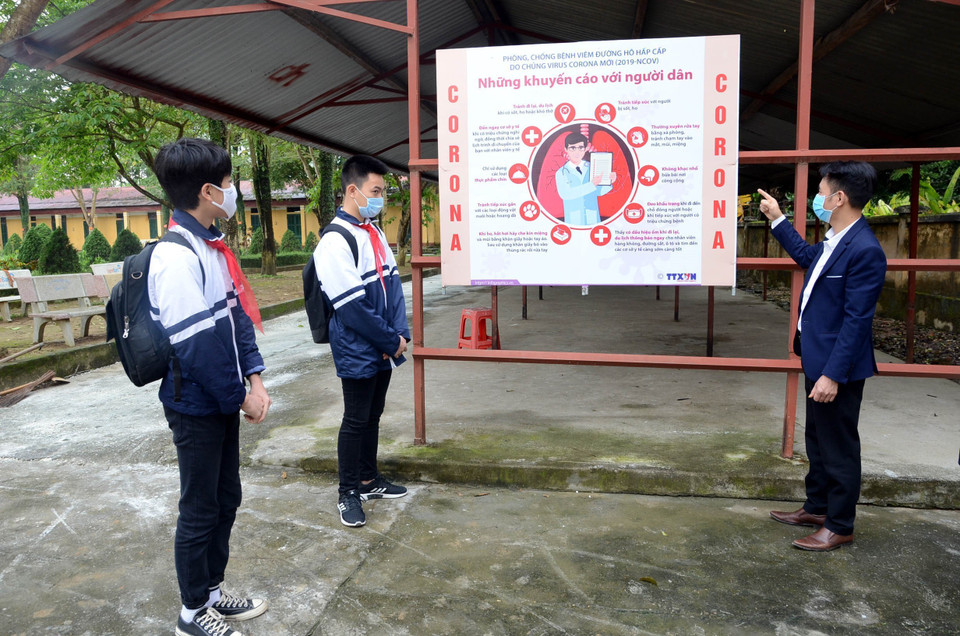 Học sinh trường THCS Phát Thiết, thành phố Tuyên Quang được tuyên truyền về cách phòng, chống dịch COVID-19. (Ảnh: Quang Cường/TTXVN)