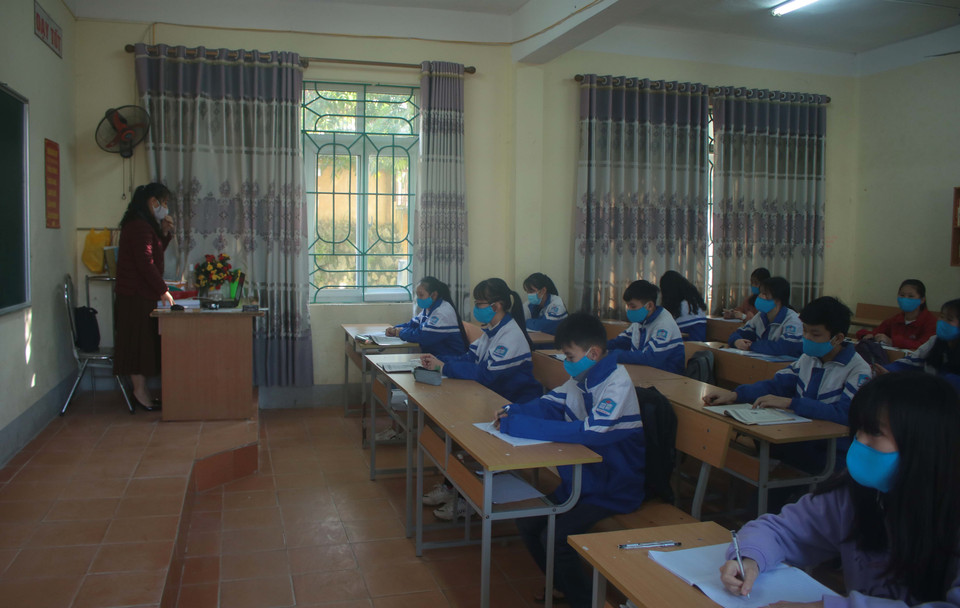 Trong lớp học, học sinh Cao Bằng được yêu cầu ngồi giãn cách theo quy định. (Ảnh: Chu Hiệu/TTXVN)