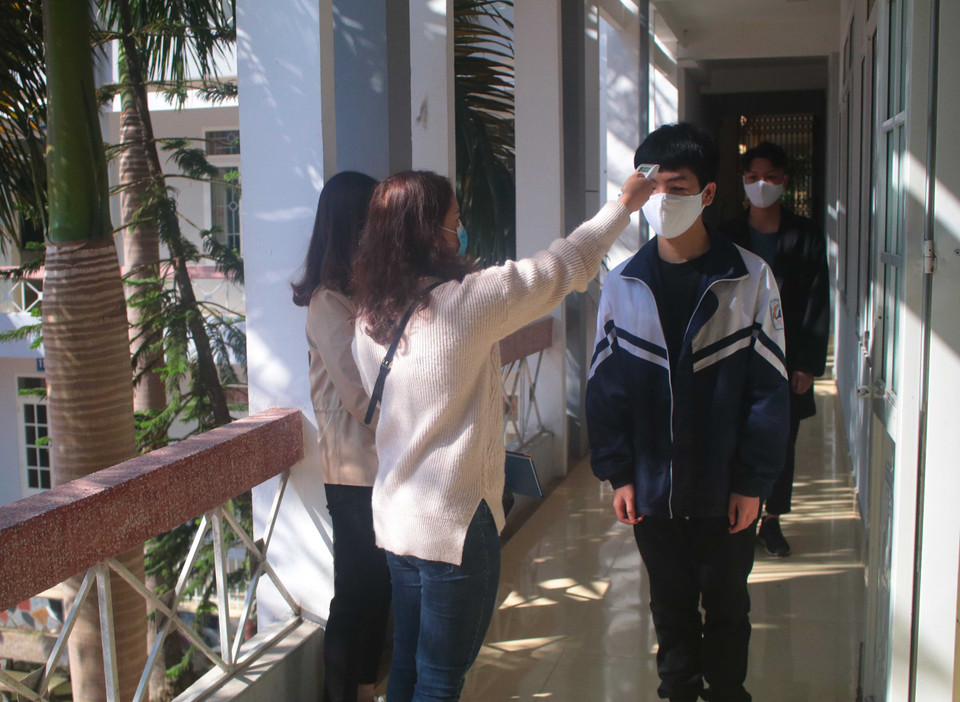 Học sinh Cao Bằng được đo thân nhiệt trước khi vào lớp. (Ảnh: Chu Hiệu/TTXVN)