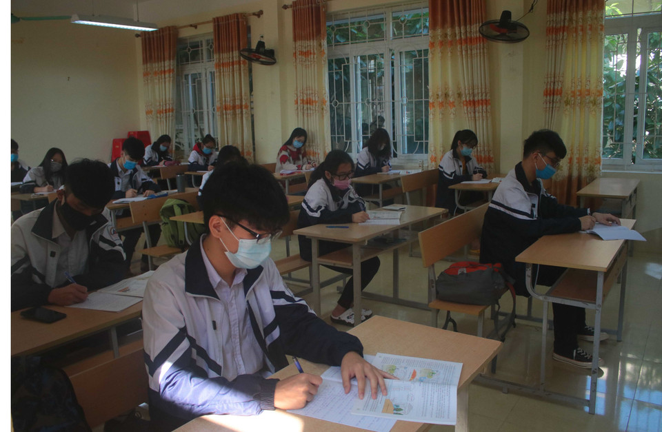  Trong lớp học, học sinh Cao Bằng được yêu cầu ngồi giãn cách theo quy định. (Ảnh: Chu Hiệu/TTXVN)