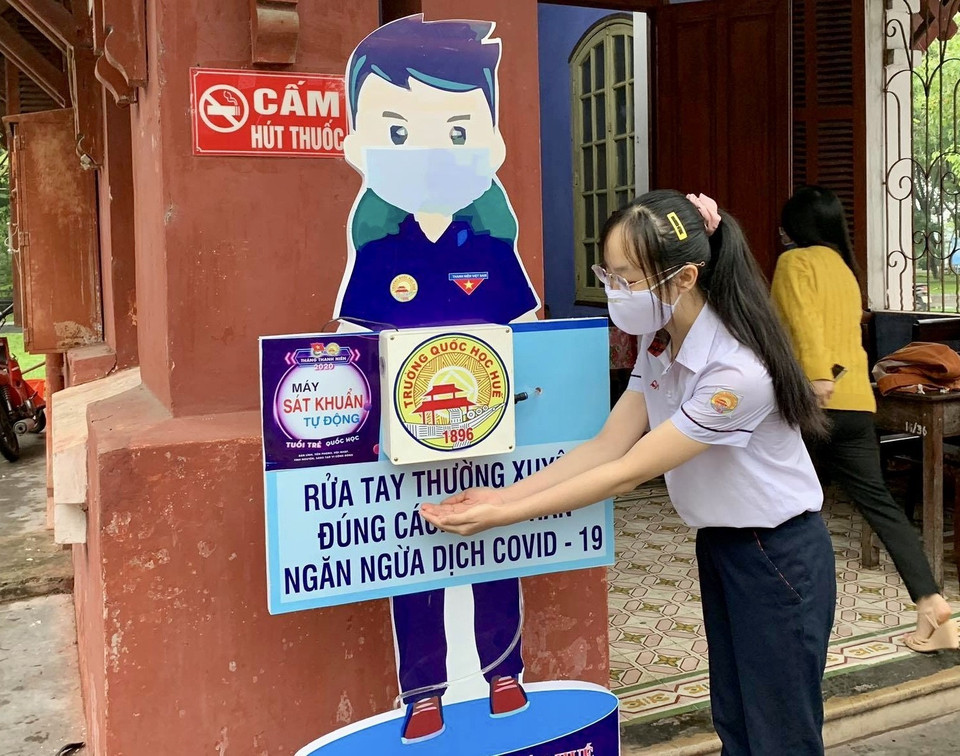 Máy rửa tay sát khuẩn tự động tại trường Trung học phổ thông chuyên Quốc học Huế. (Ảnh: Mai Trang/TTXVN)