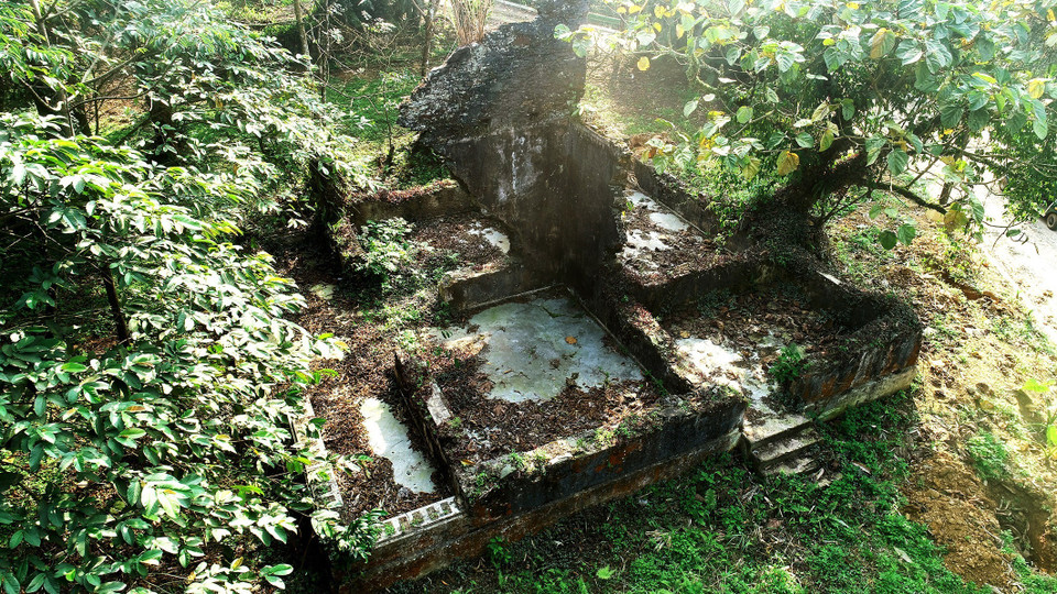 Phế tích công trình Pháp tại độ cao 600m. (Ảnh: TTXVN phát)