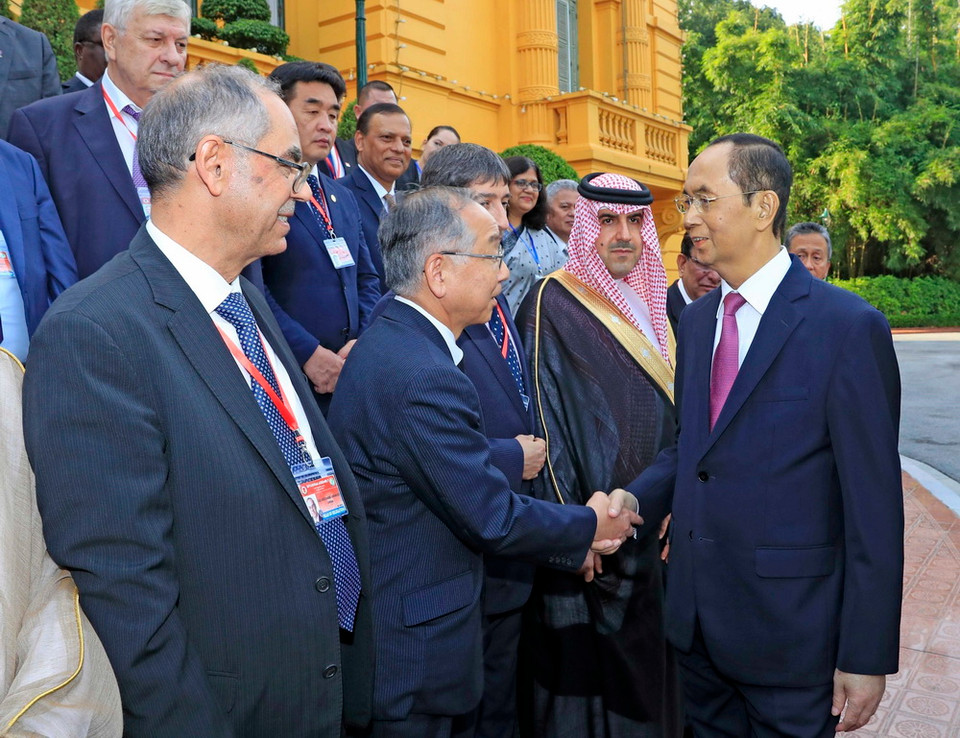 Chiều 19/9, tại Phủ Chủ tịch, Chủ tịch nước Trần Đại Quang tiếp Trưởng đoàn các Cơ quan Kiểm toán tối cao châu Á nhân dịp tham dự Đại hội Tổ chức các Cơ quan Kiểm toán tối cao châu Á (ASOSAI) lần thứ 14. (Ảnh: TTXVN)