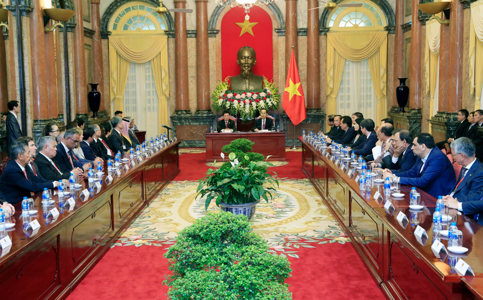 Chiều 19/9, tại Phủ Chủ tịch, Chủ tịch nước Trần Đại Quang tiếp Trưởng đoàn các Cơ quan Kiểm toán tối cao châu Á nhân dịp tham dự Đại hội Tổ chức các Cơ quan Kiểm toán tối cao châu Á (ASOSAI) lần thứ 14. (Ảnh: TTXVN)