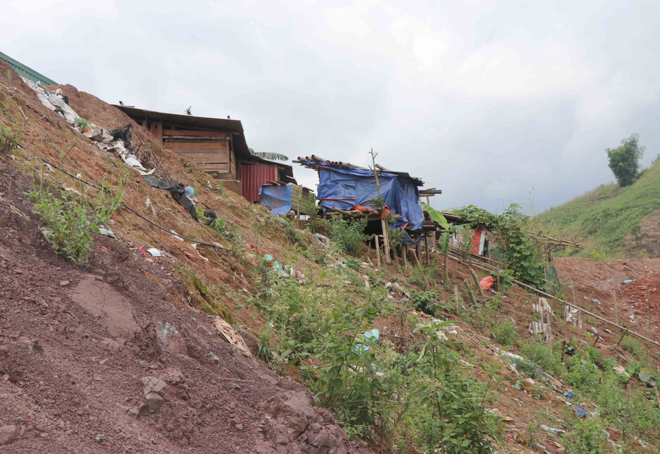 Theo rà soát, hiện tại trên địa bàn huyện Nậm Pồ (tỉnh Điện Biên) còn có rất nhiều nhà ở của người dân xây dựng tại những vị trí, khu vực có nguy cơ sạt lở rất cao. (Ảnh: Xuân Tiến/TTXVN)