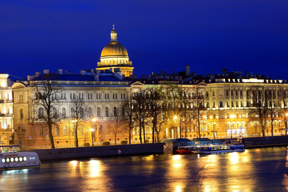 Vẻ đẹp lung linh của các tòa nhà cổ kính bên bờ sông Neva. (Ảnh: Trần Hiếu/TTXVN)
