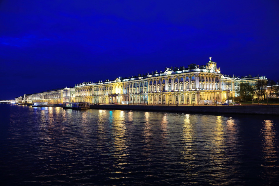 Cung Điện Mùa Đông soi bóng xuống dòng sông Neva. (Ảnh: Trần Hiếu/TTXVN)