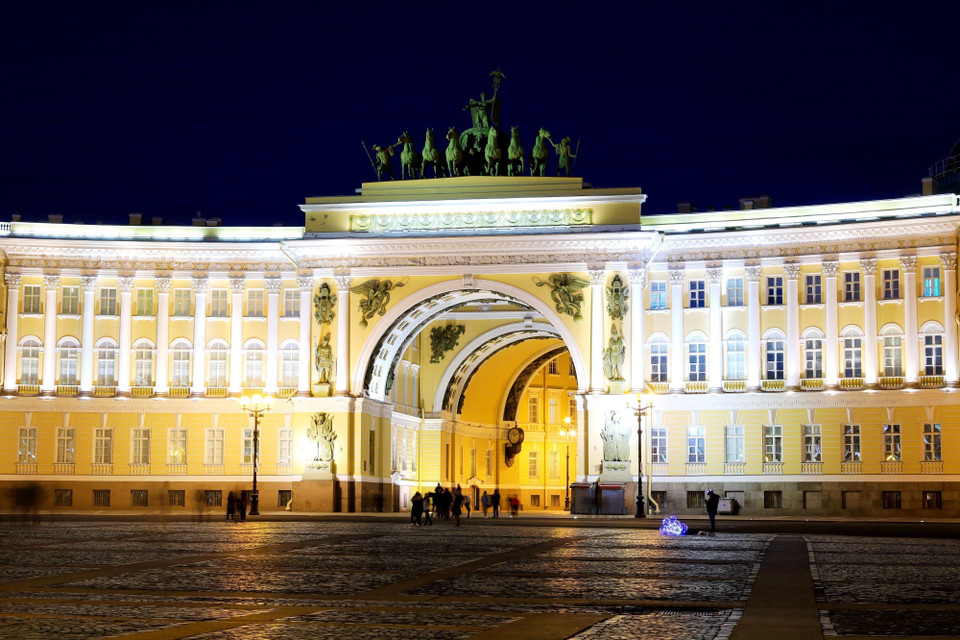 Cổng chính của Tòa nhà Bộ Tổng tham mưu hướng ra quảng trường Cung Điện. Tòa nhà được xây dựng trong 10 năm từ năm 1819-1829. (Ảnh: Trần Hiếu/TTXVN)