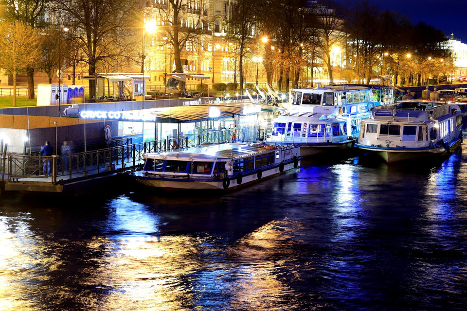 Bến cảng bên bờ sông Neva luôn nhộn nhịp suốt đêm. (Ảnh: Trần Hiếu/TTXVN)