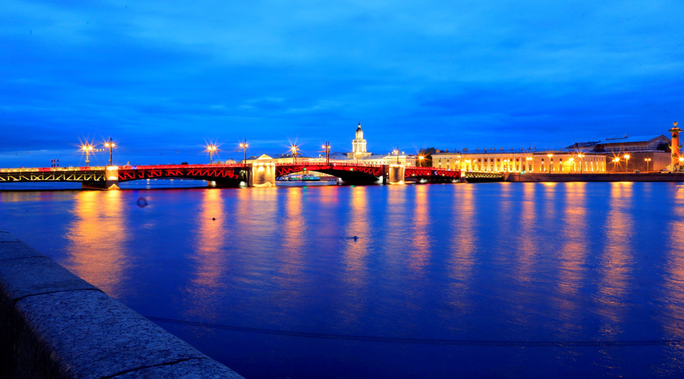 Cây cầu Dvortsovyi (Cầu Cung Điện) được chiếu sáng bằng hơn 600 bóng đèn LED với hai màu Đỏ và Vàng tượng trưng cho màu cờ Việt Nam trong tuần lễ Những ngày Việt Nam tại Saint Petersburg 13-20/5/2022. (Ảnh: Trần Hiếu/TTXVN)