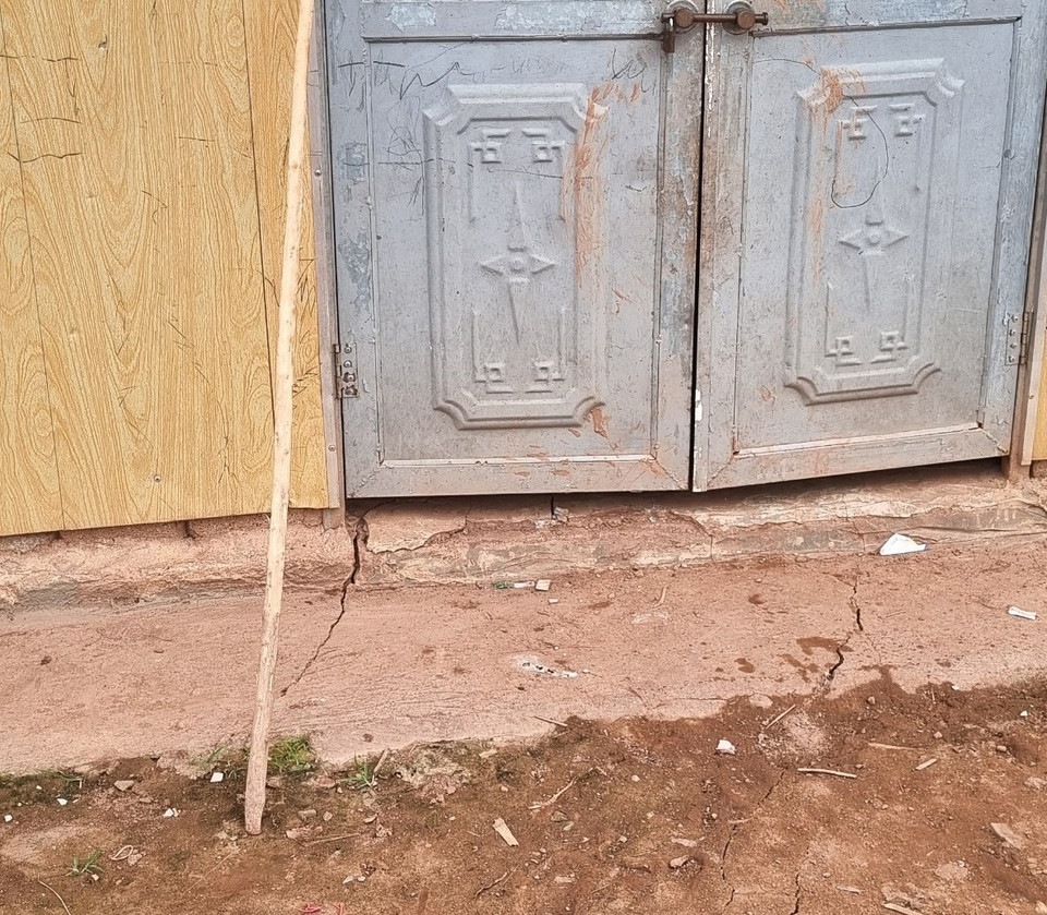 Nền sân, nền nhà của một hộ gia đình ở bản Huổi Đắp (xã Nậm Tin, huyện Nậm Pồ, tỉnh Điện Biên) bị nứt, gãy do tác động của tình trạng sụt lún, trượt sạt đất đá từ cung trượt. (Ảnh: TTXVN phát) 