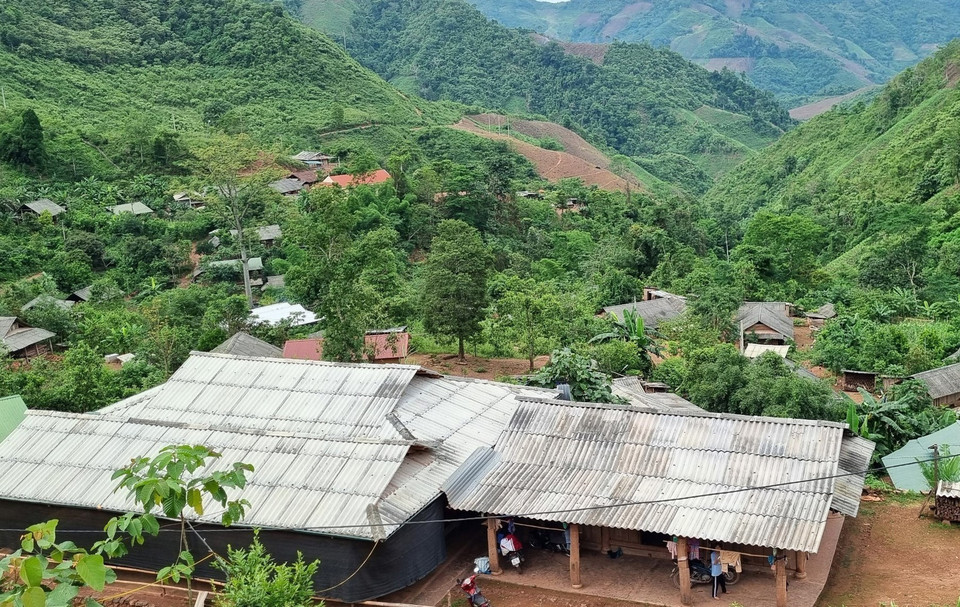 Một góc bản Huổi Đắp (xã Nậm Tin, huyện Nậm Pồ, tỉnh Điện Biên), nơi có gần 80 hộ dân với hơn 400 nhân khẩu sinh sống. Trong đó có 26 hộ dân với 138 nhân khẩu nằm phía dưới cung trượt, thuộc diện nguy cơ bị đe dọa rất cao. (Ảnh: TTXVN phát)