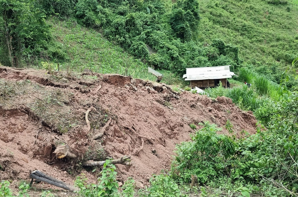 Tình trạng sụt lún, sạt lở đất, cây cối từ cung trượt, sạt dài hơn 150m trên đồi thuộc khu vực đầu bản Huổi Đắp (xã Nậm Tin, huyện Nậm Pồ, tỉnh Điện Biên) đe dọa trực tiếp đến các hộ dân sinh sống khu vực phía dưới. (Ảnh: TTXVN phát)