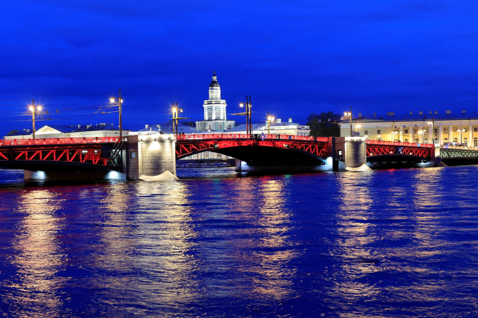 Cầu Cung Điện lung linh về đêm. (Ảnh: Trần Hiếu/TTXVN)