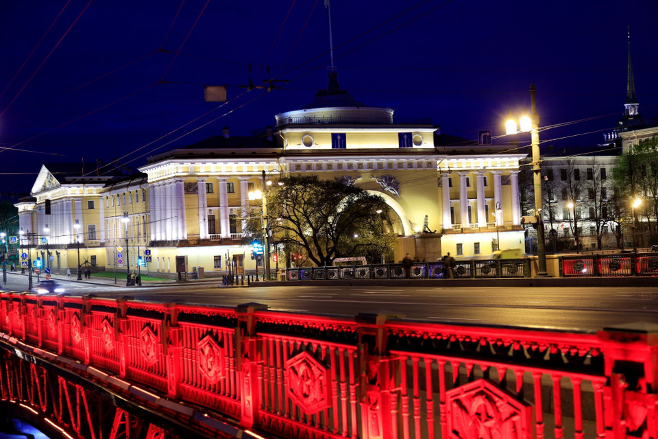 Trụ sở Bộ Tham mưu Hải quân Nga nhìn từ cầu Cung Điện. (Ảnh: Trần Hiếu/TTXVN)