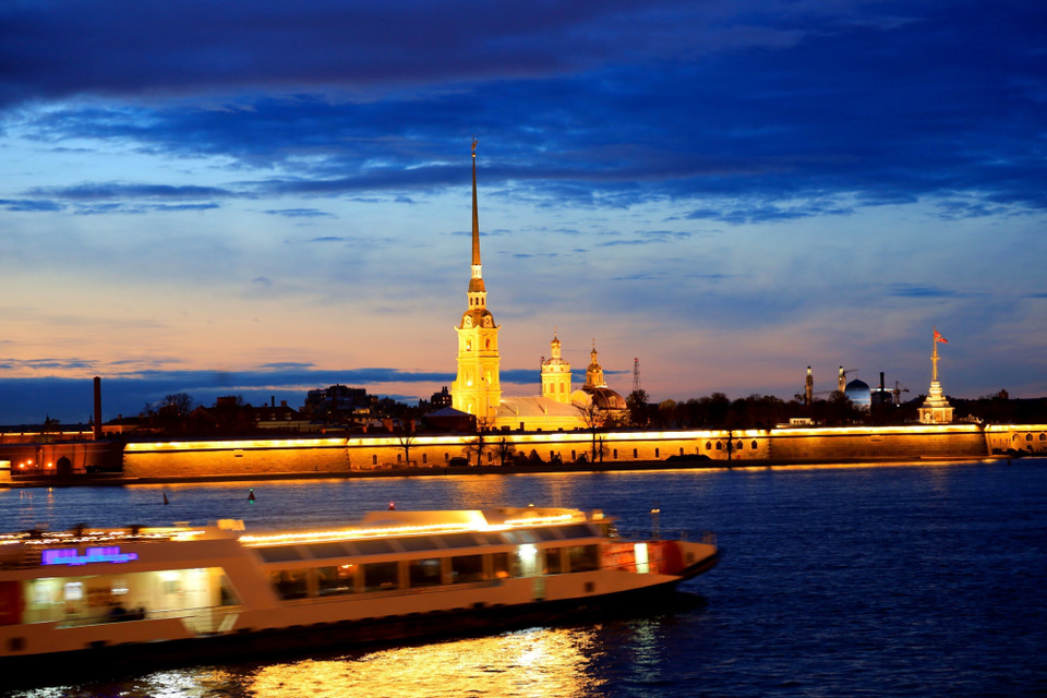 Pháo đài Petro-Pavlov. Ở giữa là tháp mạ vàng của Tu viện Petro-Pavlov. (Ảnh: Trần Hiếu/TTXVN)