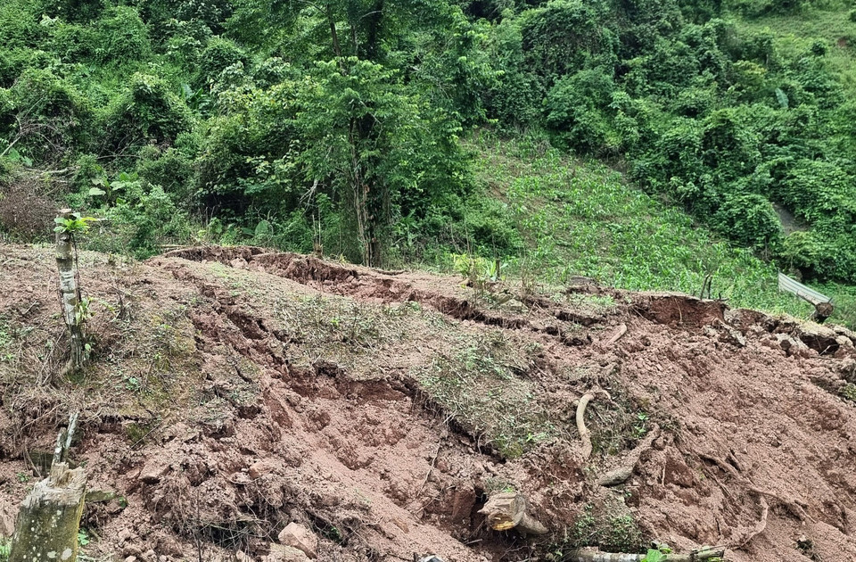 Ảnh hưởng từ sự vận động đứt gãy, sụt lún của cung trượt sạt nên nền đồi của mảng địa chất bị nứt toác, biến dạng hoàn toàn. (Ảnh: TTXVN phát)