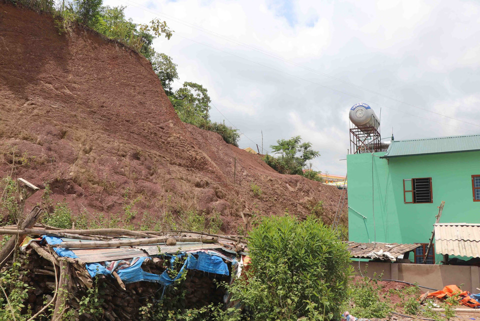 Nhà dân ở xã Vàng Đán (huyện Nậm Pồ, tỉnh Điện Biên) xây dựng bên vách núi, tiềm ẩn nguy cơ sạt lở rất cao trong mùa mưa. (Ảnh: Xuân Tiến/TTXVN)