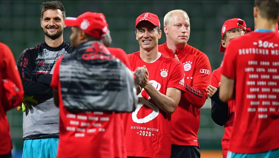 Lewandowski và các thành viên Bayern ăn mừng chức vô địch với chiếc áo đấu in hình số 8 - số lần đăng quang Bundesliga liên tiếp của đội bóng. (Nguồn: FcBayern)