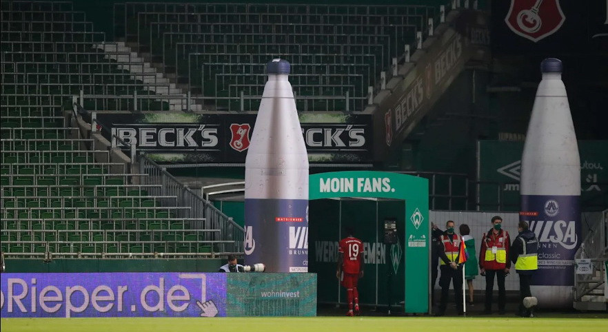 Davies rời sân trong sự tiếc nuối khi không được thi đấu trọn vẹn. (Nguồn: FcBayern)