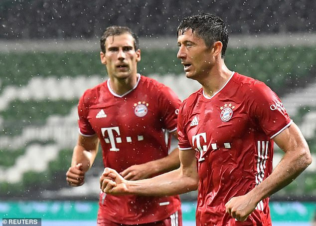 Niềm vui của Robert Lewandowski sau khi lập công.
