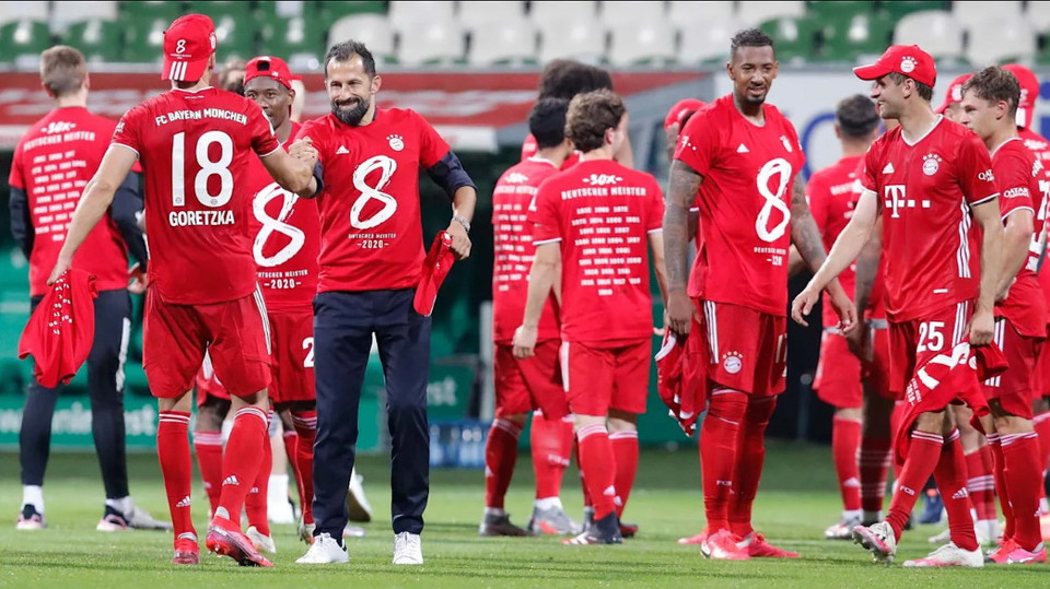 Giám đốc Thể thao Hasan Salihamidzic chúc mừng các cầu thủ. (Nguồn: FcBayern)