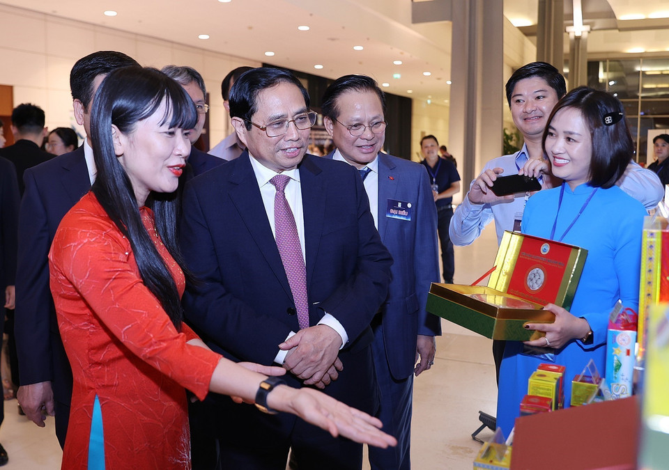 Thủ tướng Phạm Minh Chính tham quan trưng bày sản phẩm đạt Thương hiệu quốc gia Việt Nam năm 2022. (Ảnh: Dương Giang/TTXVN)