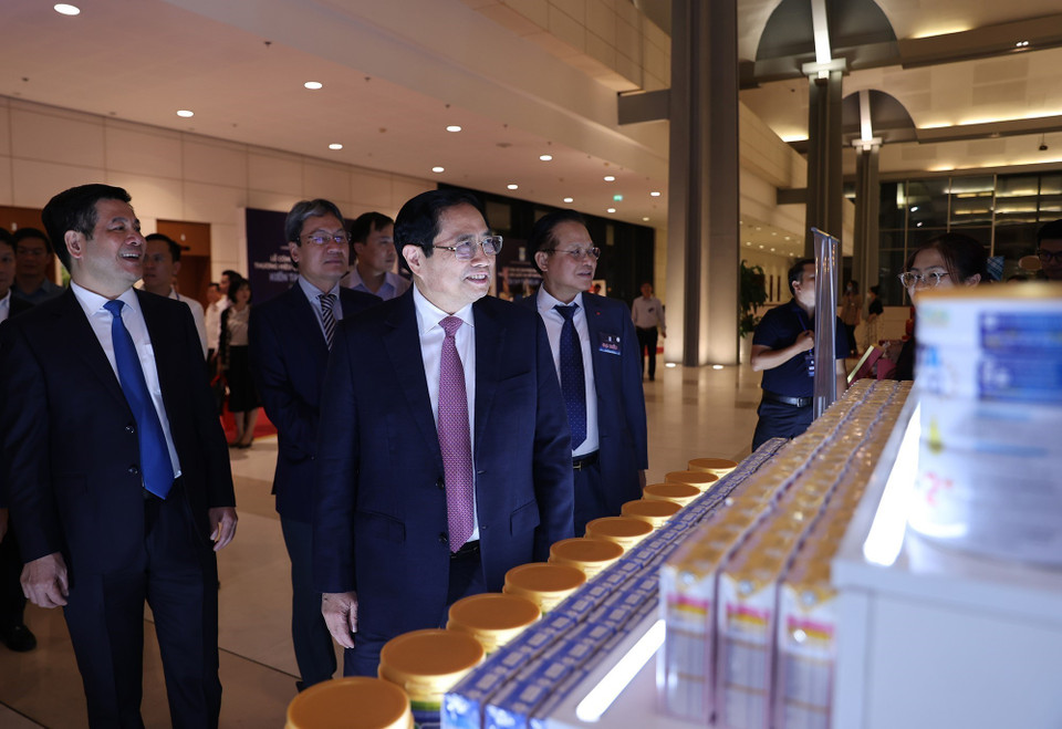 Thủ tướng Phạm Minh Chính tham quan trưng bày sản phẩm đạt Thương hiệu quốc gia Việt Nam năm 2022. (Ảnh: Dương Giang/TTXVN)