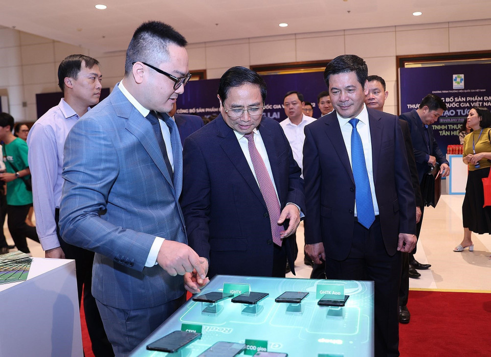 Thủ tướng Phạm Minh Chính tham quan trưng bày sản phẩm đạt Thương hiệu quốc gia Việt Nam năm 2022. (Ảnh: Dương Giang/TTXVN)