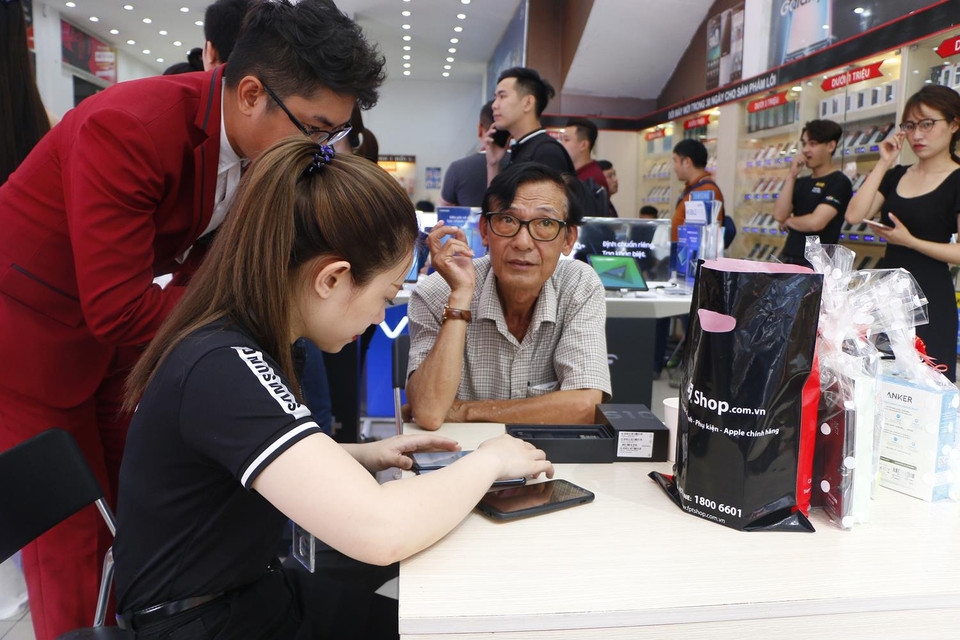 Những khách hàng đầu tiên mua sản phẩm. (Ảnh: H.Bích/Vietnam+)