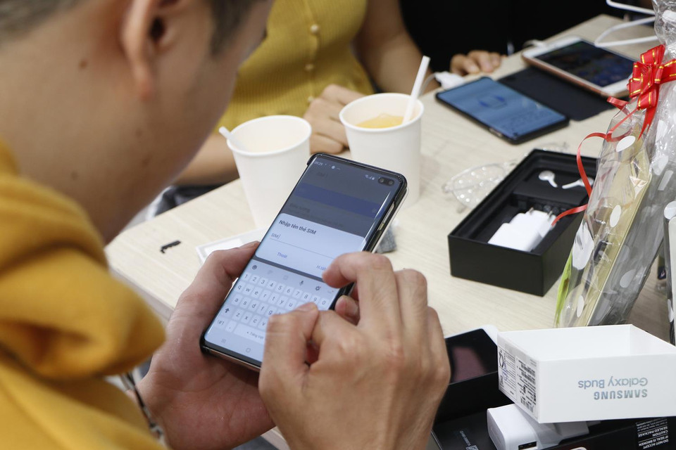Rất nhiều bạn trẻ đã mua Galaxy S10 tặng bạn gái nhân ngày Quốc tế Phụ nữ. (Ảnh: H.Bích/Vietnam+)