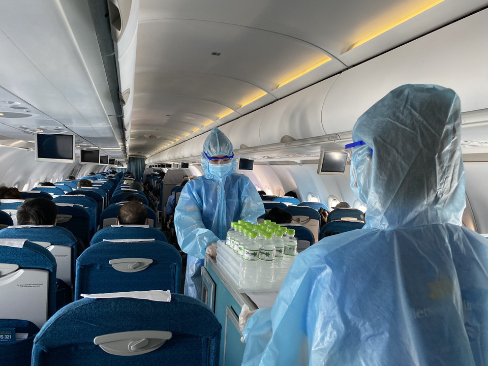 Các chuyến bay từ Hải Phòng chỉ phục vụ nước đóng chai để hạn chế tối đa tiếp xúc. (Ảnh: CTV/Vietnam+)