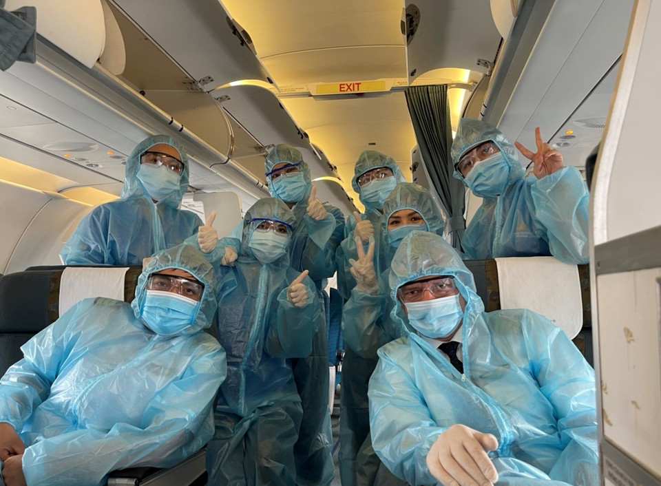 Phi hành đoàn Vietnam Airlines gồm cả phi công và tiếp viên được trang bị bảo hộ y tế toàn thân trên một chuyến bay từ Hải Phòng đi Thành phố Hồ Chí Minh. (Ảnh: CTV/Vietnam+)