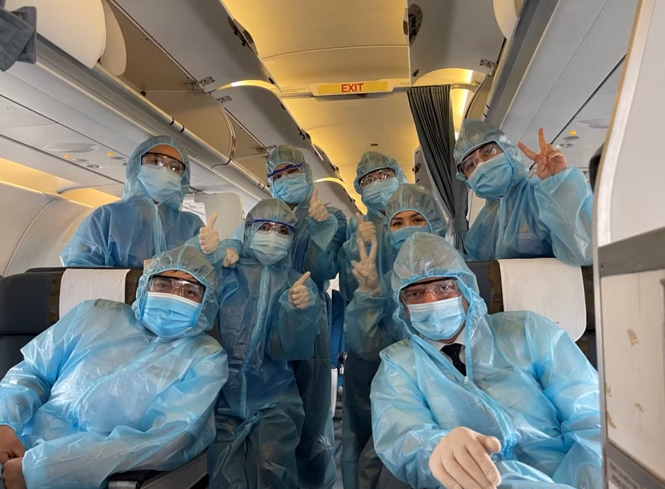 Phi hành đoàn Vietnam Airlines gồm cả phi công và tiếp viên được trang bị bảo hộ y tế toàn thân trên một chuyến bay từ Hải Phòng đi Thành phố Hồ Chí Minh. (Ảnh: CTV/Vietnam+)
