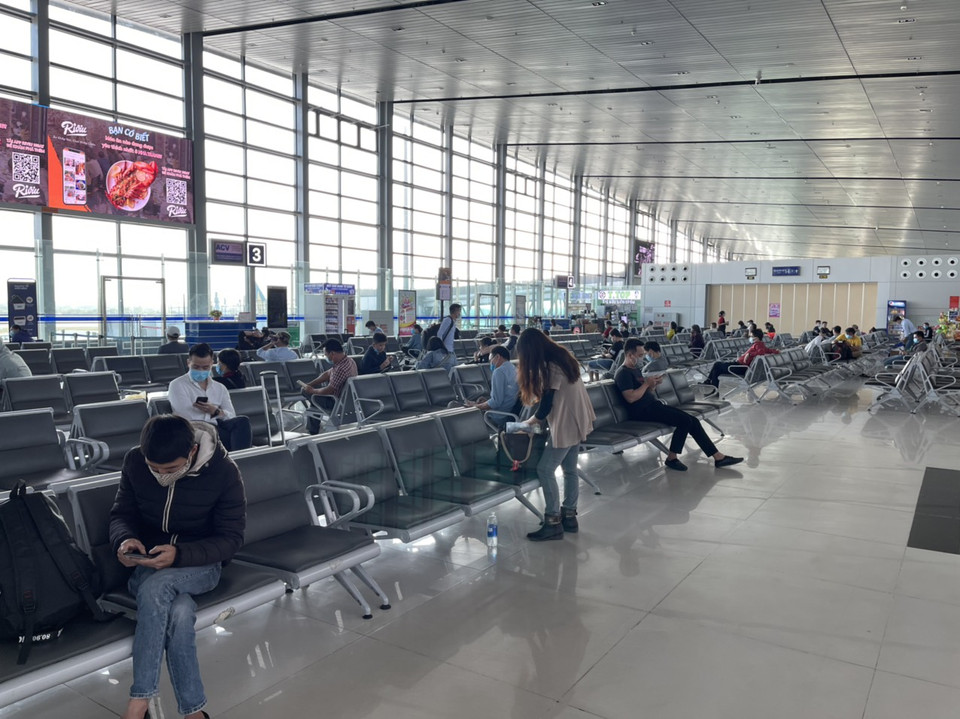 Hành khách ngồi giãn cách ở sân bay Cát Bi. (Ảnh: CTV/Vietnam+)