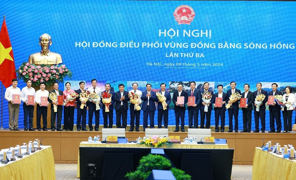Thủ tướng Phạm Minh Chính trao Quyết định phê duyệt Quy hoạch cho lãnh đạo các địa phương vùng Đồng bằng sông Hồng. (Ảnh: Dương Giang/TTXVN)