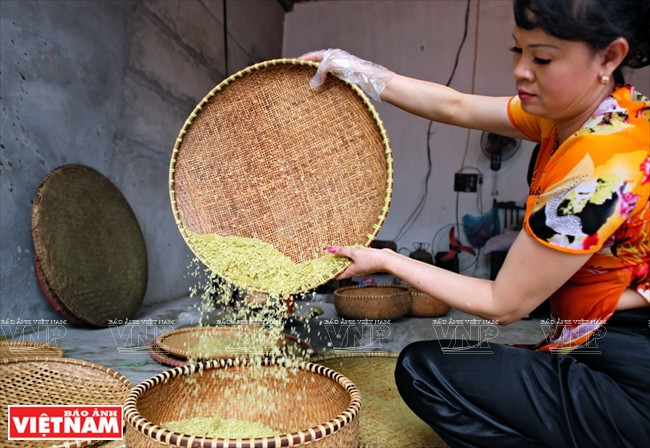 Để làm được một mẻ cốm hoàn thiện phải trải qua rất nhiều công đoạn. (Nguồn: Báo ảnh Việt Nam)