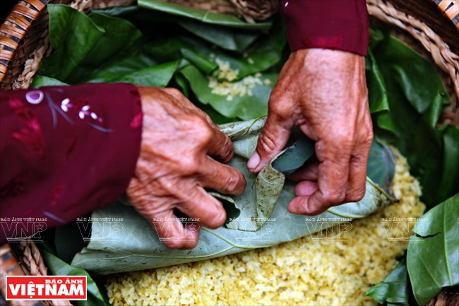 Cốm được coi là một thứ quà ăn chơi không thể thiếu mỗi khi thu về. (Nguồn: Báo ảnh Việt Nam)