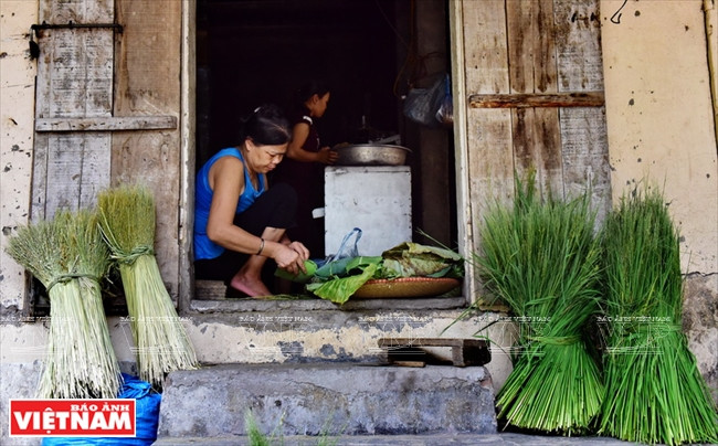 Mỗi độ thu về, cả làng Mễ Trì lại rộn ràng tiếng chày và đượm hương cốm mới. (Nguồn: Báo ảnh Việt Nam)