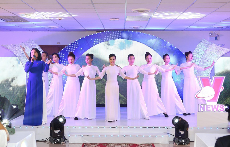 Tiết mục văn nghệ chào mừng Liên hoan Truyền hình Thông tấn lần thứ III. (Ảnh: Thành Đạt/TTXVN)