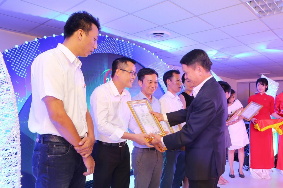 Tổng giám đốc Thông tấn xã Việt Nam Nguyễn Đức Lợi trao giải cho các tác giả có tác phẩm truyền hình xuất sắc. (Ảnh: Thành Đạt/TTXVN)