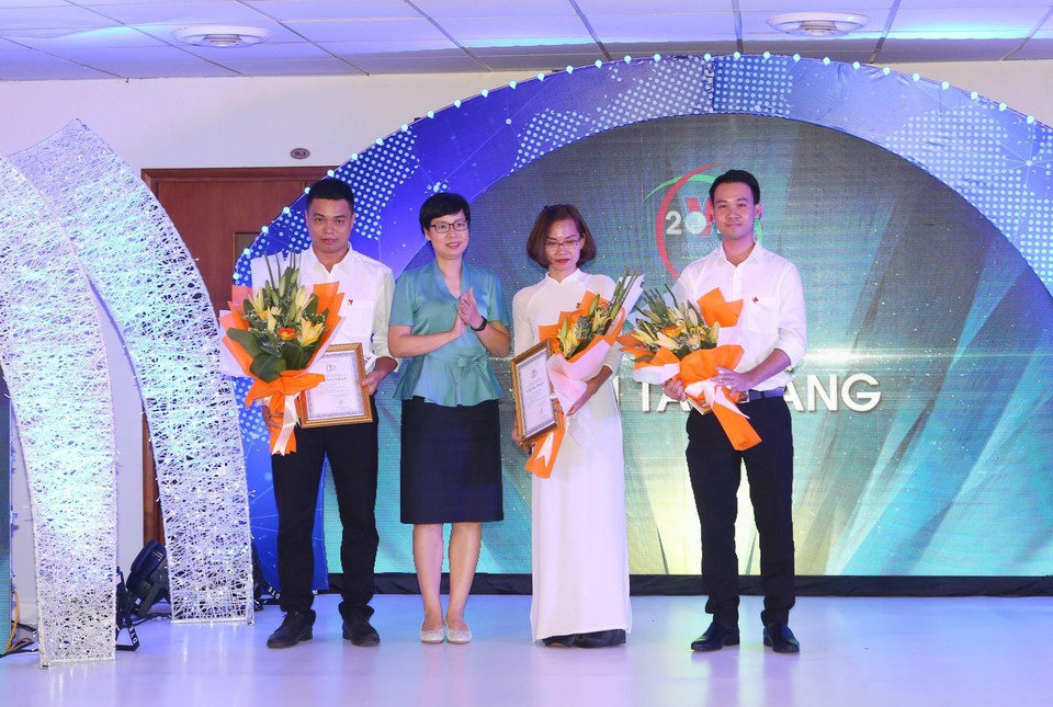 Phó Tổng Giám đốc Thông tấn xã Việt Nam Vũ Việt Trang trao giải Bàn tay vàng cho các tác giả. (Ảnh: Thành Đạt/TTXVN)