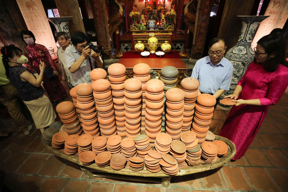 Trưng bày, giới thiệu nghề gốm truyền thống. (Ảnh: Thanh Tùng/TTXVN)