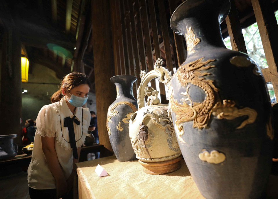 Một số sản phẩm gốm truyền thống. (Ảnh: Thanh Tùng/TTXVN)