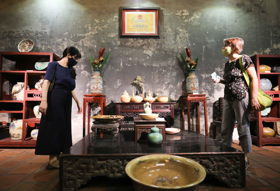 “Chuyện của Gốm” giới thiệu tới công chúng một số sản phẩm gốm tiêu biểu của làng nghề gốm Bát Tràng (Hà Nội), làng nghề gốm Phù Lãng (Bắc Ninh), và xưởng gốm Chi (Hà Nội)... (Ảnh: Thanh Tùng/TTXVN)