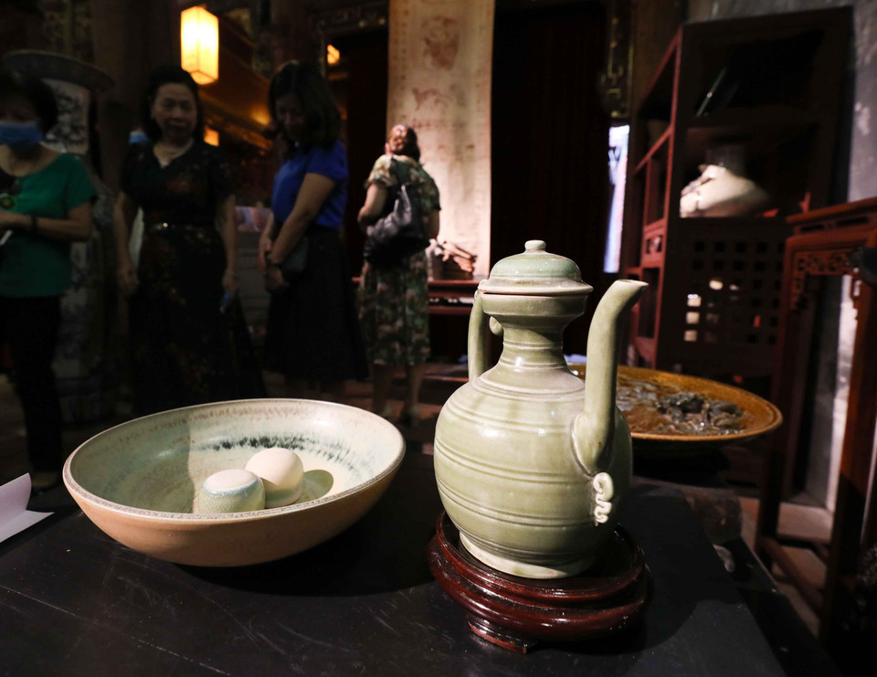 Trưng bày, giới thiệu nghề gốm truyền thống. (Ảnh: Thanh Tùng/TTXVN)