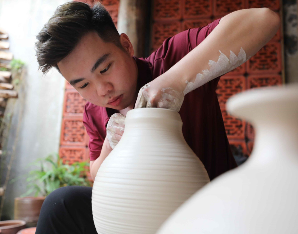 Hoạt động văn hóa với chủ đề “Chuyện của Gốm” được tổ chức nhằm bảo tồn các giá trị văn hóa làng nghề gắn với phố nghề; Thúc đẩy phát triển du lịch, quảng bá hình ảnh khu Phố cổ Hà Nội nói riêng và Thủ đô Hà Nội nói chung. (Ảnh: Thanh Tùng/TTXVN)